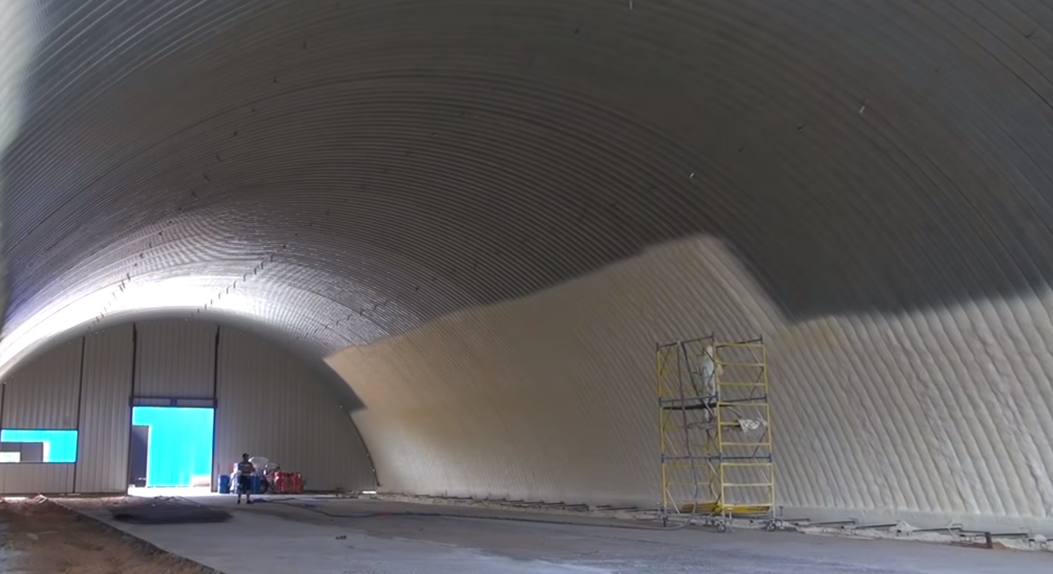 Утепление ангара пенополиуретаном (ППУ) Утепление ангара пенополиуретаном (ППУ)